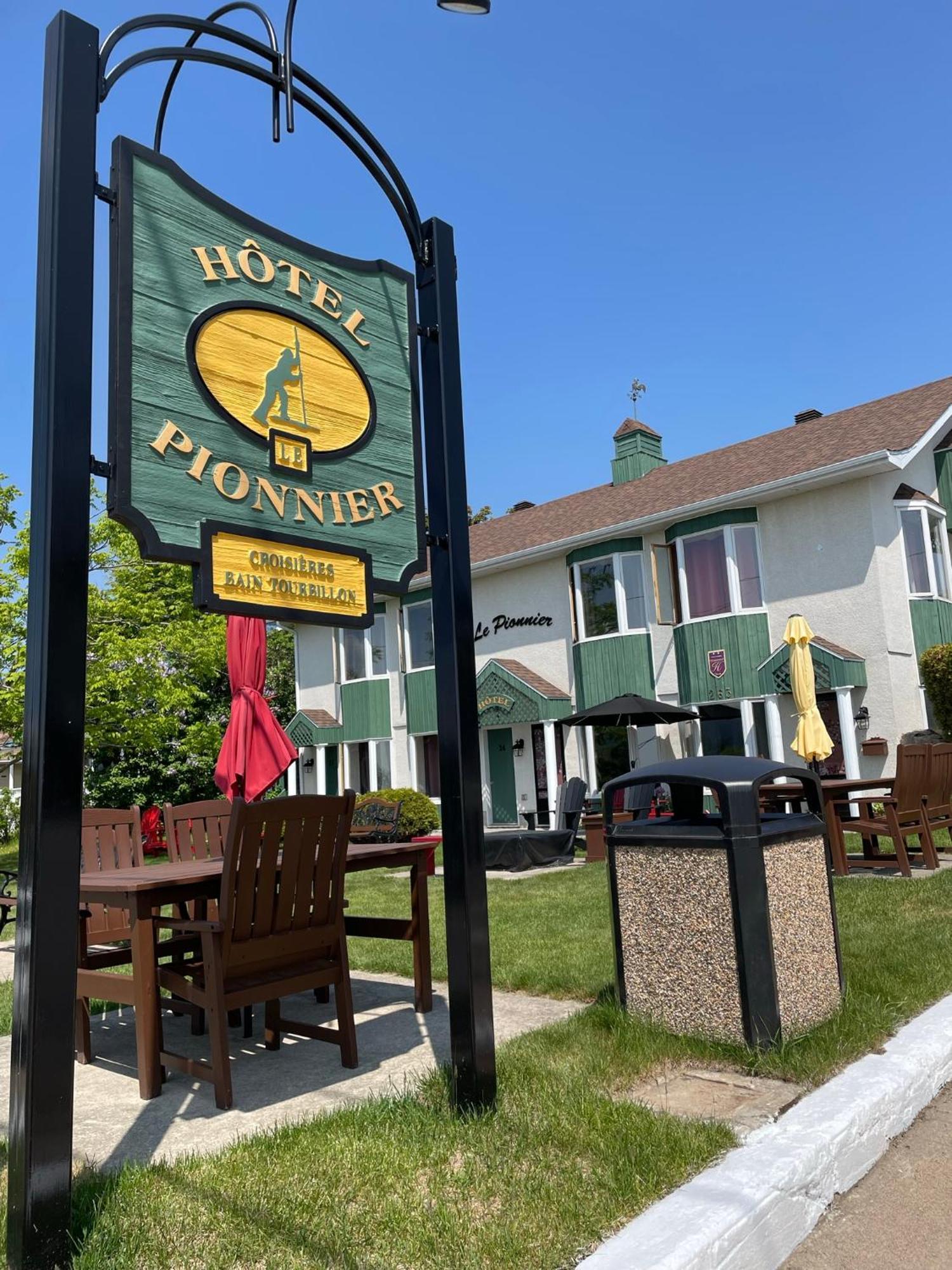 Hotel Le Pionnier Tadoussac Buitenkant foto