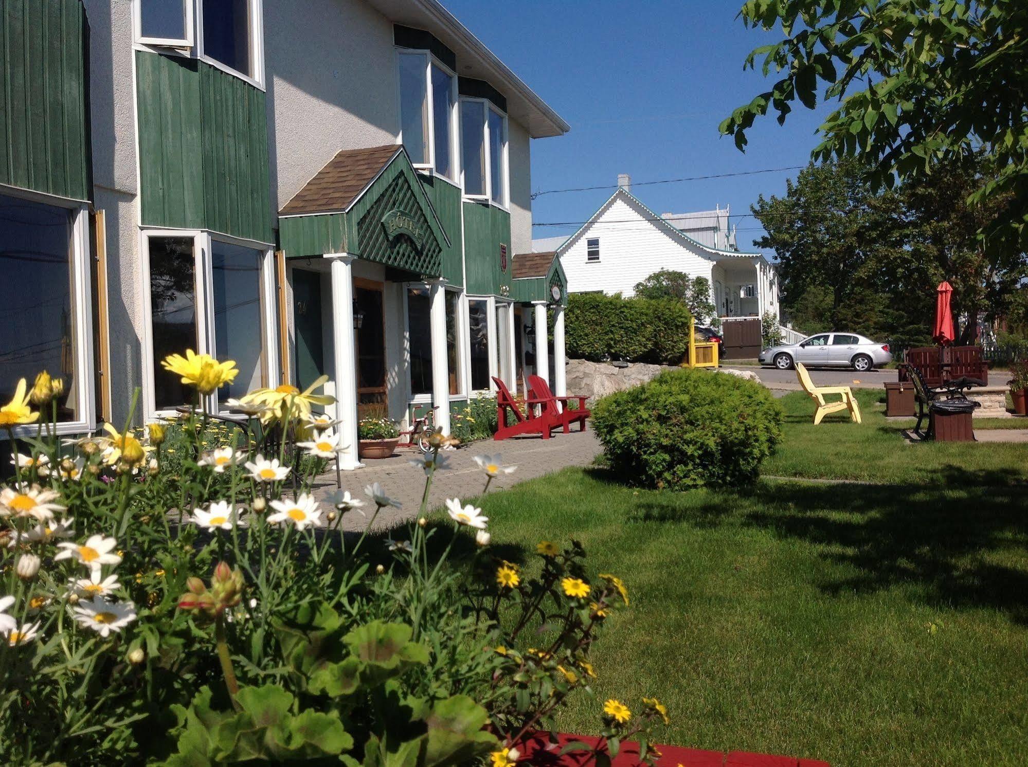 Hotel Le Pionnier Tadoussac Buitenkant foto