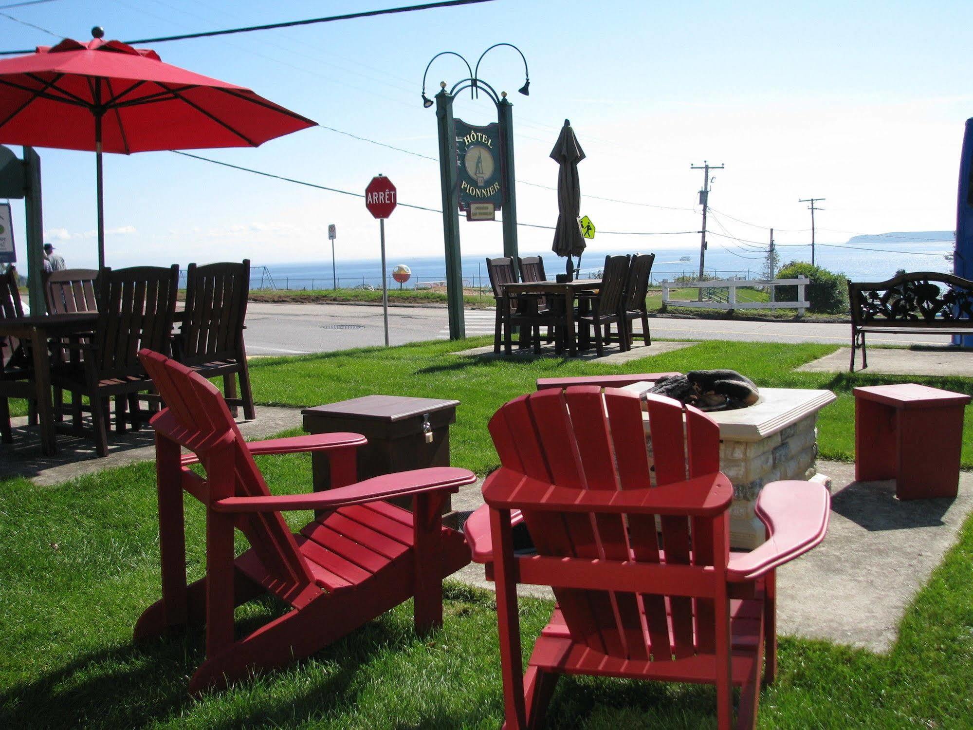 Hotel Le Pionnier Tadoussac Buitenkant foto