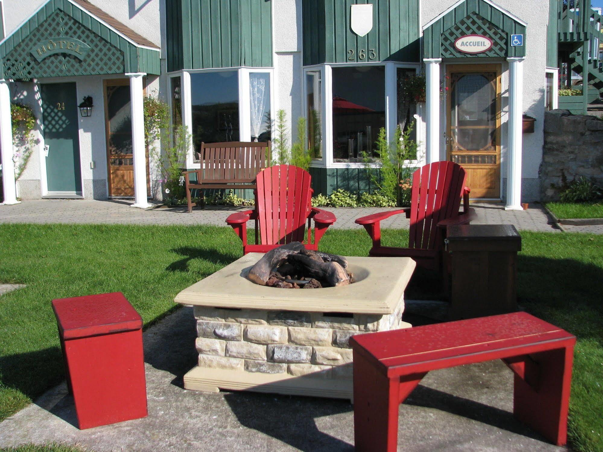 Hotel Le Pionnier Tadoussac Buitenkant foto